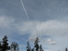 Cie
  smugi kondensacyjnej rzucany na chmur altocumulus, Dillon, Colorado, 2006.08.24.